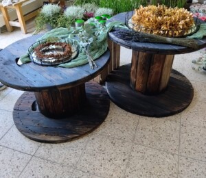 Holztommeln mit kunsvoll arrangierten Blumen