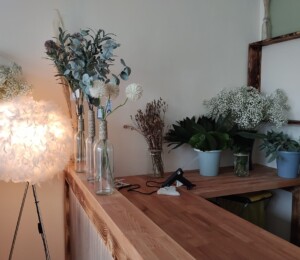Kunstvoll arragnierte Blumensträuße
